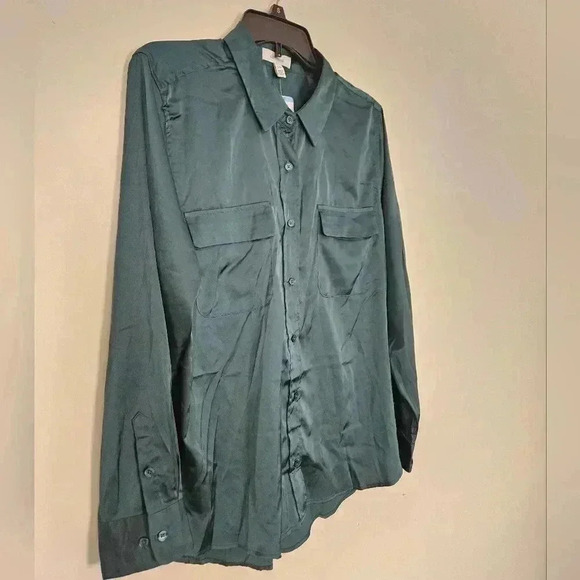 Equipment  NWT June Bug Emerald Satin Classic Signature Top - Picture 10 of 11
